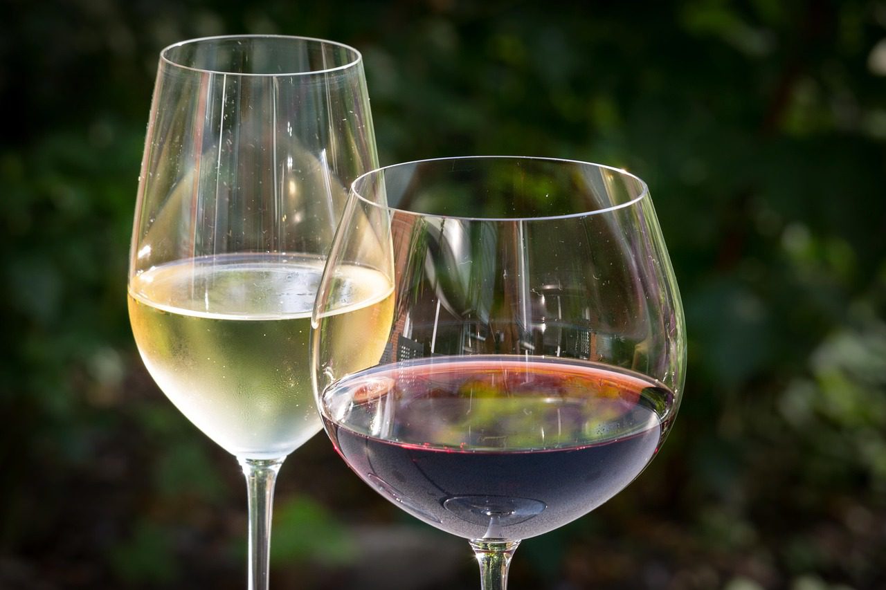 Red and white wine in glasses