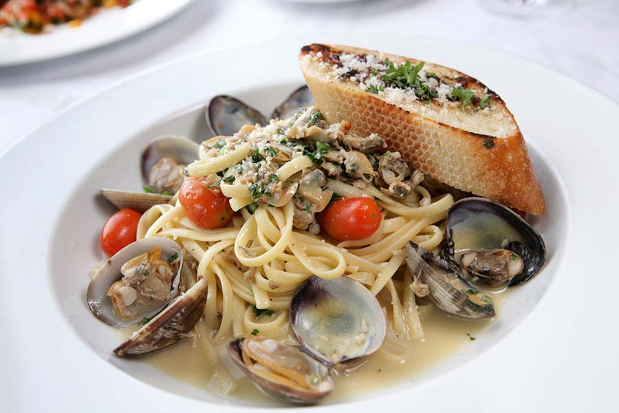 Linguini and clams pasta dish